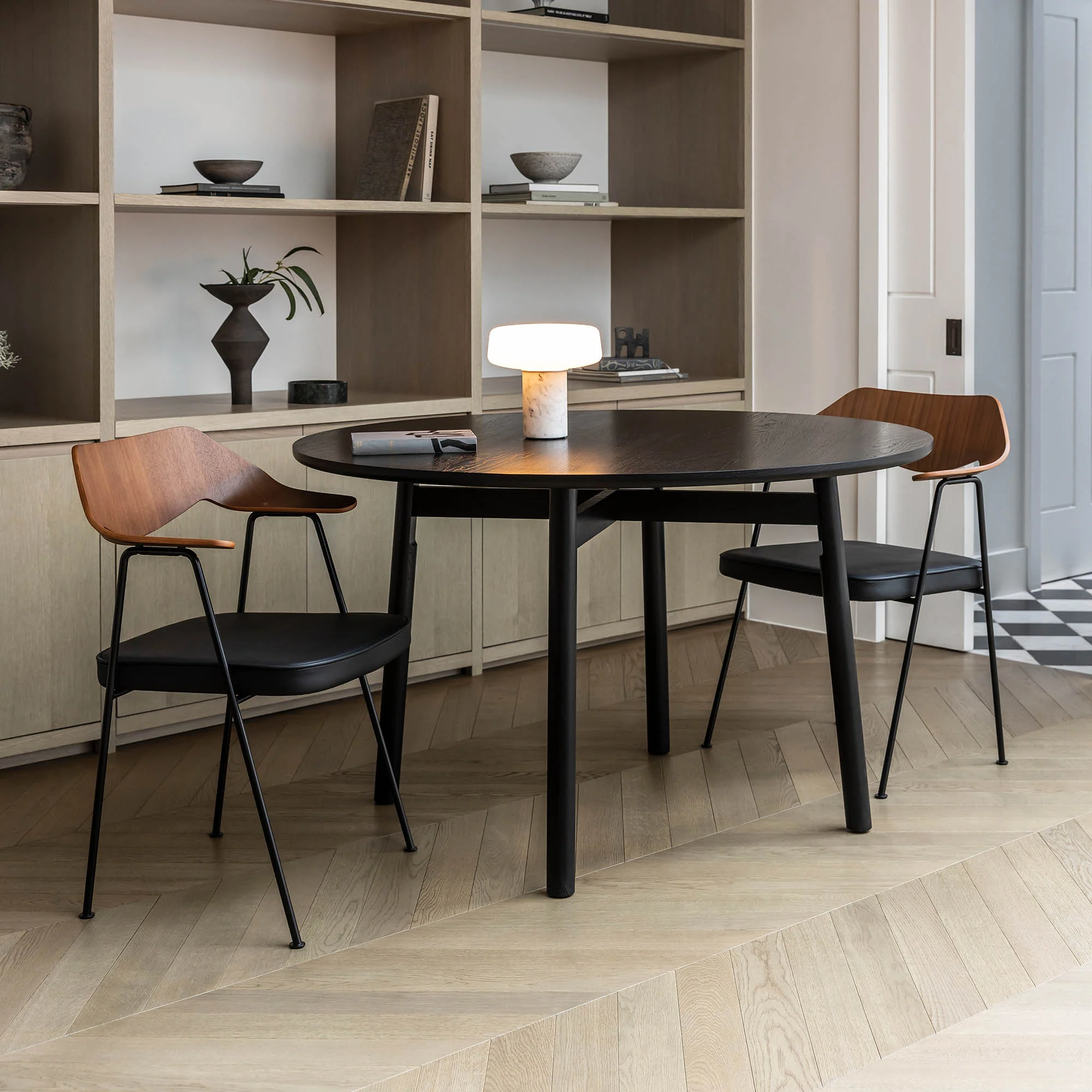 675 Chair - Image 4